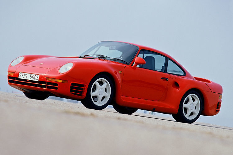 Der Technologieträger 959 wurde auf Basis der Baureihe 911 in einer Exklusivserie von 292 Stück gebaut. Vom Biturbo-Boxermotor mit wassergekühlten 4-Ventil- Zylinderköpfen über das elektronisch geregelte Fahrwerk und Allradsystem bis hin zur aerodynamisch optimierten Karosserie. Der damalige Preis betrug 420.000 D-Mark. (Porsche)