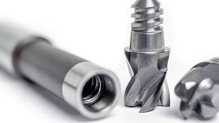 Auf einer Quickpoint von Junker schleift das Mapal-Kompetenzzentrum für Vollhartmetall-Werkzeuge Schnittstellen für Wechselkopffräser. 
 (Junker)