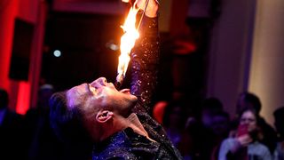 Für Atmosphäre und Spannung sorgte der spanische Feuerkünstler „Vulcano“, ... (Foto: Seat)