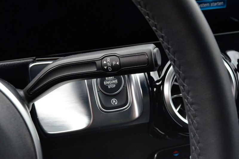 Aufgepasst beim Wählen des Fahrmodus: Anstatt zur Mittelkonsole muss der Fahrer zum Tipphebel hinter dem Lenkrad greifen. (Bild: »kfz-betrieb«/ Rehberg)