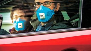 Ein Innenraumfilter mit Aktivkohle schützt besser vor Stickoxiden und ist bequemer. (obs/AUTO BILD)