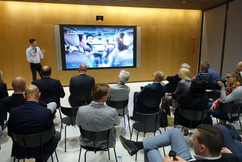 Beim Start-up Byton erfuhren die teilnehmenden Autohändler Details über das Konzept des Elektroautoherstellers. (Wehner/»kfz-betrieb«)