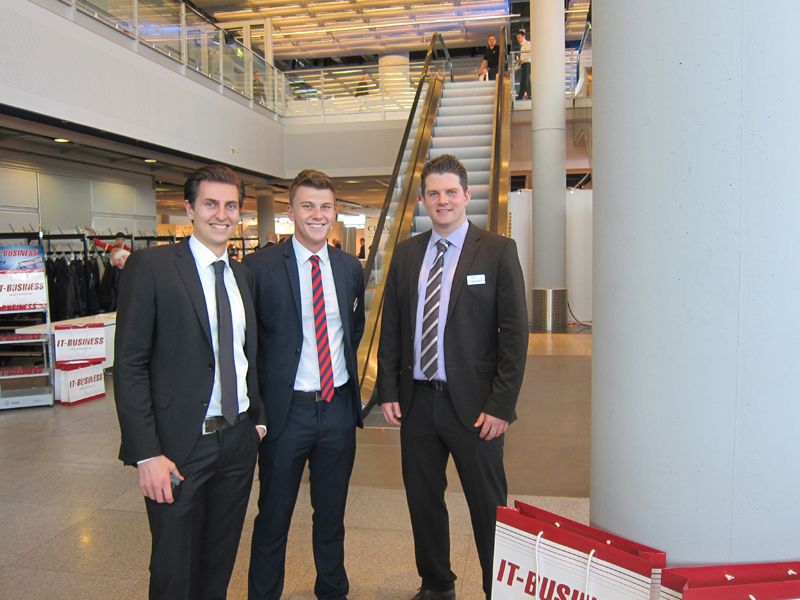 Offen für alles sind die drei api Mitarbeiter (v. l.) Julian Langen und Daniel Garcia, Michael Thönnissen                                (Bild: Vogel IT-Medien GmbH)