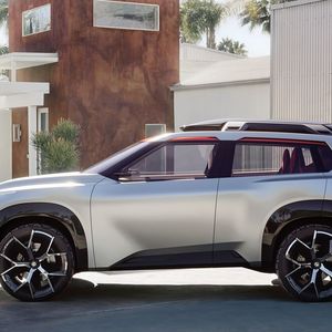 Mit dem X-Motion Concept gibt Nissan mutmaßlich einen Ausblick auf die Formensprache künftiger Kompakt-SUVs. (Bild:  Nissan)