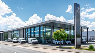 Vans, Transporter und Reisemobile: Die Niederlassung Nürnberg hat ihr Standortnetz neu gegliedert und kümmert sich an der Schwabacher Straße in Fürth künftig vor allem um das Geschäft mit leichten Nutzfahrzeugen. (Bild: Daimler)