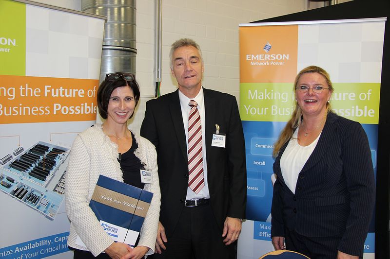 von links: Daniela Schilling, Leiterin der Vogel IT-Akademie mit Stefan Rein und Claudia Ellspermann von Emerson Network Power. ()