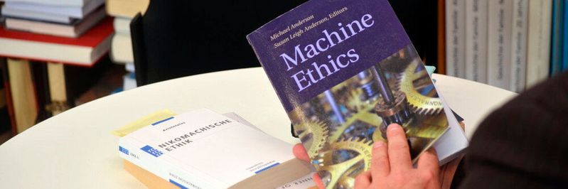 In der Maschinenethik geht es um die Fragen: "Ist eine Maschine möglicherweise Subjekt von ethischen Handlungen? Kann sie ethisch denken? Oder kann eine Maschine so programmiert werden, dass sie nach ethischen Gesichtspunkten ihre Art von Funktion daran anpasst, dass ethische Gesichtspunkte beim Funktionieren dieser ganzen Vorgänge berücksichtigt sind?" (Bild:  Lukas Kroll)