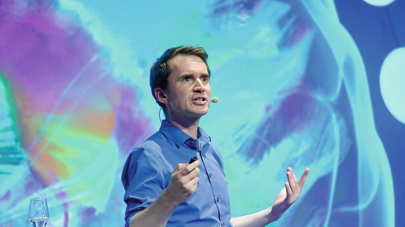 Henning Beck zeigte bei den Unterfranken die Grenzen und Möglichkeiten künstlicher Intelligenz auf. (Bild: Zietz – VCG)