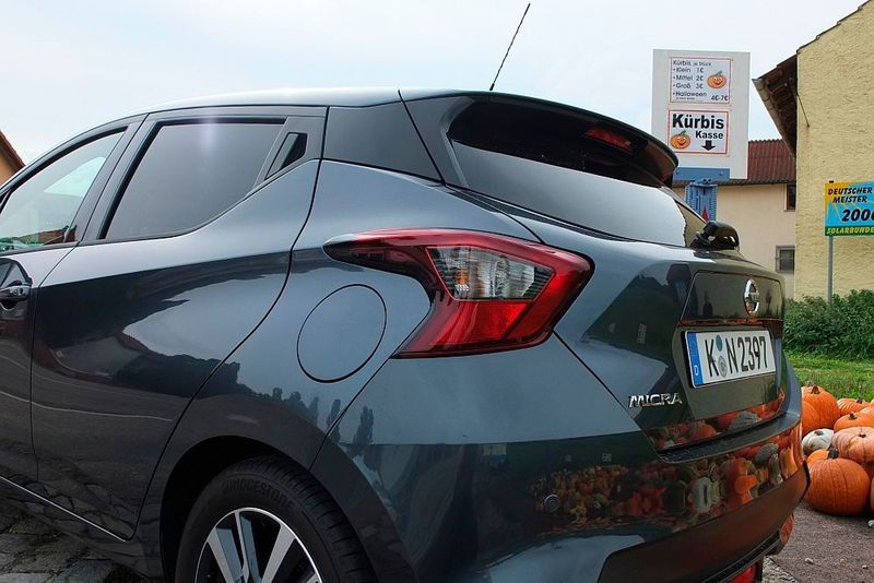 Die riesigen, pfeilförmigen Rücklichten sind ungeteilt. Das senkt die Produktionskosten, ... (Rosenow/»kfz-betrieb«)