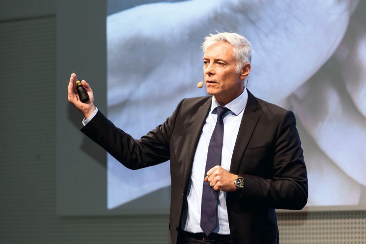 Frank Denzin von der Volvo Car Germany GmbH referierte zum Thema „Aftersales – Zukunft Digitalisierung?! Das Servicekonzept von Volvo“. (Foto: Stefan Bausewein)