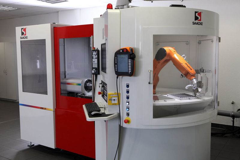 Der Kuka Roboter ist in die Anlage von Saacke integriert. (Kuka)