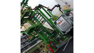 Die neue Übernahmestation B 796 beim Entleeren eines ISO-Tankcontainers. Im Hintergrund ist die Rückstandsverbrennungsanlage (RVAD) zu sehen. (Currenta)