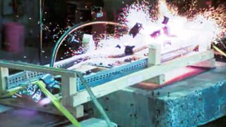 Bild 1:  Bei einem Kurzschluss tritt die höchste elektromechanische Belastung nach 0,005 s auf. FI-Schalter unterbrechen den Stromkreis nach 0,06 bis 0,1 s. Kabelschellen sind unmittelbar nach dem Stromstoß bereits wirksam.  (Bild: Panduit)