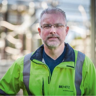 (Michael Wedde, Gruppenleiter „Digitale Anlagen“ und stellvertretender Leiter der Abteilung „Digitaler Netzbetrieb“ bei BS Netz: „Die Software-Plattform Engineering Base als System der aktuellen Generation ist für uns das mit den besten Zukunftsaussichten. Damit werden wir auch den zukünftigen Herausforderungen der Energieverteil-Branche gewachsen sein.“ Bild: BS | NETZ)