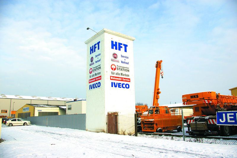 Die neue Tafel auf dem hauseigenen „Werbeturm“ signalisiert bereits von Weitem die Zugehörigkeit zum Mehrmarkenkonzept „Transporter-Station“.  (Foto: HFT)