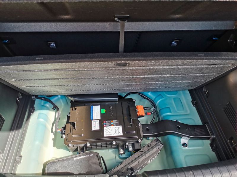 6. Milde Hybridisierung: Die verbaute 48-Volt-Technik senkt den Verbrauch, wenn auch nicht übermäßig. Dafür steigt der Komfort beim Anfahren: Der Riemenstartgenerator macht die Start-Stopp-Vorgänge zum blitzschnellen Unterfangen. Dadurch wird das Fahren durch die Stadt wesentlich flüssiger. (Bild: Christian Otto/ Vogel Communications Group)