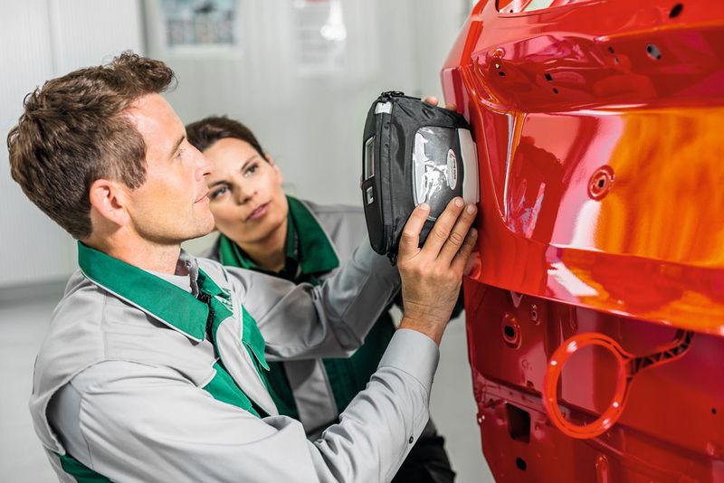 Der richtige Farbton führt immer wieder zu Diskussionen: beilackieren oder nicht? Der Sachverständige soll das beurteilen können. (Dekra)