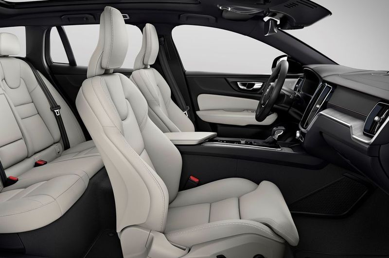 Zur Serienausstattung des V60 Cross Country zählen unter anderem beheizbare Ledersitze mit exklusiven Ziernähten und elektrischer Vier-Wege-Lendenwirbelstütze für Fahrer und Beifahrer, eine Zwei-Zonen-Klimaautomatik, Lederlenkrad und -schalthebel, eine erweiterte Ambientebeleuchtung sowie eine Echtholzeinlage. (Volvo)