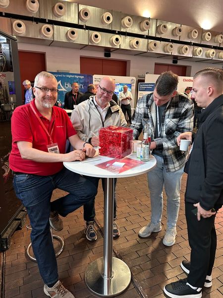 Birger Röhricht (Exertis) muss auch schätzen, wieviele Teilchen in dem Kasten stecken. Ich habe viel zu hoch getippt. Wie viele waren es denn jetzt tatsächlich? (Bild: Vogel IT-Medien)