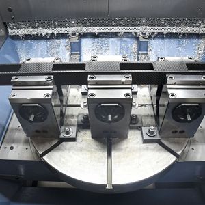 SLZ fixiert die Bauteile ausschliesslich mit Spanntechnik von Gressel. Verformungen werden beispielsweise bei der Bearbeitung von Karbon mit definiert am «grepos-5X» eingestellten Spannkräften vermieden.(Bild:  Gressel)