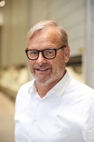 Raphael Bitter, Unternehmensgruppe Brüder Schlau: „Speziell beim Be- und Entladen herrscht hoher Zeitdruck, daher müssen sich die Tore und die Verladetechnik möglichst leicht und schnell bedienen lassen.“ (Hörmann)