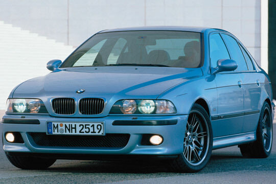 Der M5 der Baureihe E39 kam mit einem 400 PS starken V8-Motor auf den Markt. (BMW)