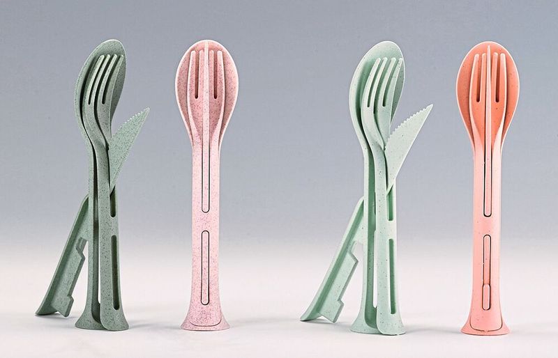 Nachdem bereits das Besteckset „Klikk“ den ersten Preis beim diesjährigen Plagiariuswettbewerb erhalten hat, wurde noch ein weiteres Produkt von Koziol mit dem Negativpreis ausgezeichnet. Das Besteck-Set „Klikk Pocket“ für unterwegs wurde ebenfalls plagiiert. So bot der Billiganbieter Shein das optisch identische aber instabile Plagiat in vier Farben an. Dabei verlangte die Onlineplattform weniger als ein Drittel des Originalpreises. Auf der Verpackung des Plagiats sind fünf Zertifikatslabel abgebildet, die die Nachhaltigkeit, Qualität und Sicherheit bezeugen sollen. Ob die Prüfstätten Material und Billigprodukt je getestet haben, ist laut Aktion Plagiarius fragwürdig. (Aktion Plagiarius e.V.)