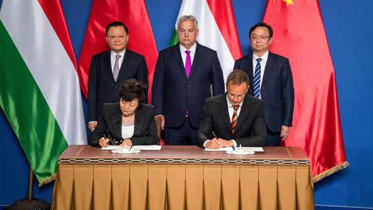 BYDs Europachefin Stella Li und Ungarns Außen- und Handelsminister Péter Szijjártó unterzeichneten das Abkommen im Beisein des Gouverneur der chinesischen Provinz Guangdong, Wang Weizhong, des ungarischen Premierministers Viktor Orbán sowie von BYD-Chef Wang Chuanfu. (Bild:  BYD)