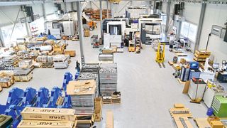 Die neue Werkhalle von PSO: Rechts und links an den Wänden sind die dezentralen Hallenlüftungssysteme Novus Airtower compact installiert. (Bild: Anne Richter)