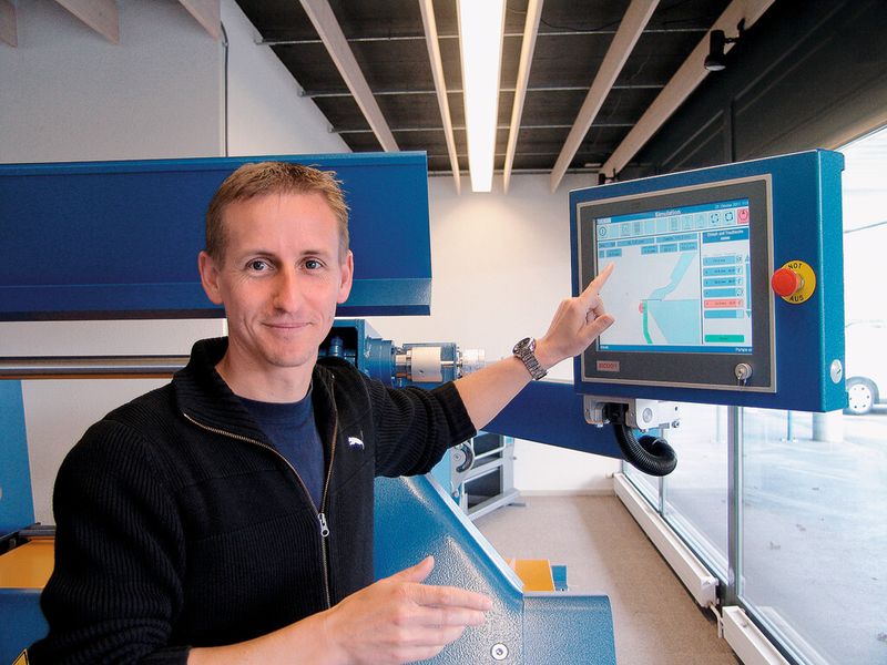 Patrick Ruf, Softwareprogrammierer von Regatron, am Bedienpanel der Thako-Schwenkbiegemaschine. (Bild: Beckhoff)