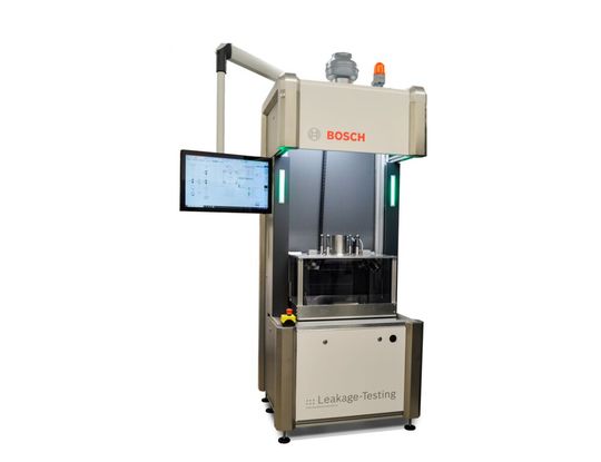 In der 100 l roßen Prüfkammer lassen sich Grenzleckraten bis zu E-5 mbar∙l/s detektieren.(Bild:  Bosch Manufacturing Solutions)