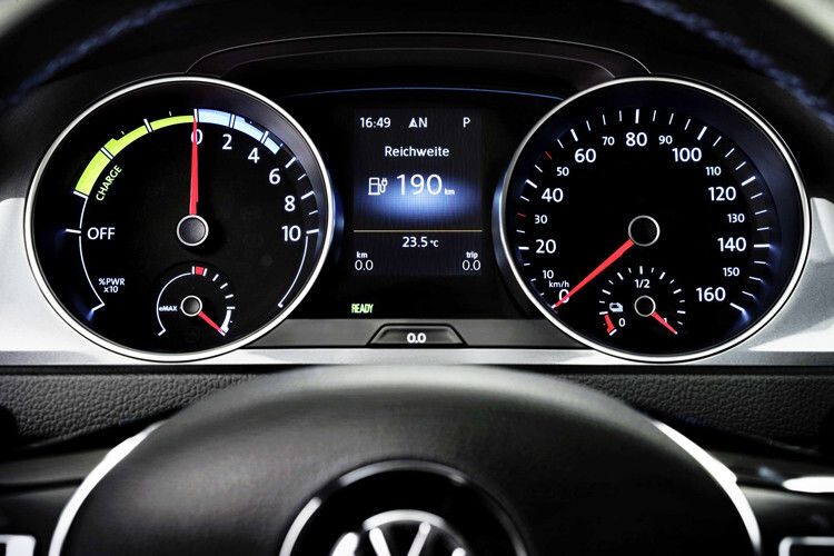 Bremskraftrückgewinnung: Beim Abbremsen des Fahrzeugs taucht die Nadel des linken Rundinstruments ins grüne Feld „Charge“ ein. Dies zeigt an, dass die zwischen den Achsen platzierte Lithium-Ionen-Batterie geladen wird. (Foto: VW)