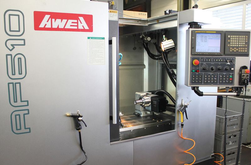 Auf dem Maschinentisch des vertikalen Awea-Fräszentrums AF610 haben neben dem Lehmann CNC-Drehtisch noch ein fest montierter Schraubstock und ein Spannbock Platz. (Klingauf)