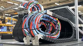 Ob Energiekettensysteme für Werkzeugmaschinen, Lösungen für den Materialtransport oder die Entsorgung von Produktionsresten: Auf der AMB 2026 zeigt Tsubaki Kabelschlepp Anwendungen entlang verschiedener Prozessschritte in der Metallverarbeitung. (Bild: Tsubaki Kabelschlepp)