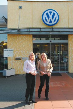 Sabine Fremerey im Gespräch mit Jurymitglied Silvia Lulei, Chefredakteurin »Gebrauchtwagen Praxis«. (Archiv: Vogel Business Media)