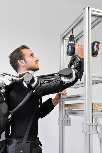 Das Exo-Jacket verhilft nicht zu Superkräften, bietet aber Unterstützung bei unergonomischen Arbeiten wie der Überkopfmontage.  (Fraunhofer-IPA)