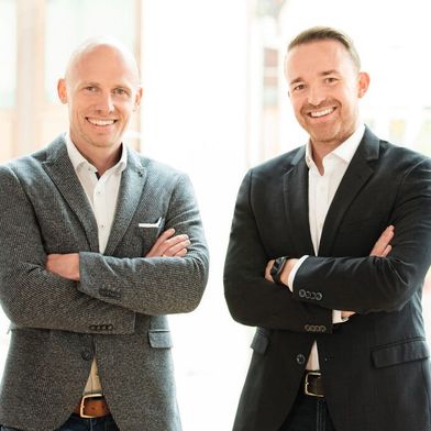 Andreas Keller und Michael Baß (v. l.) sind Geschäftsführer der Südkon Kern GmbH mit Sitz im schwäbischen Aalen-Ebnat. Das Unternehmen wurde als einer der ersten Lohnfertiger für Großteile im süddeutschen Raum gegründet und ist Bestandteil der familiengeführten Vema Group GmbH, zu der auch die Südkon Plast GmbH (technischer Handel) und die Kern Service Solutions GmbH (Industrie- und Handwerksdienstleistungen) gehören. (Bild: Südkon Kern GmbH)