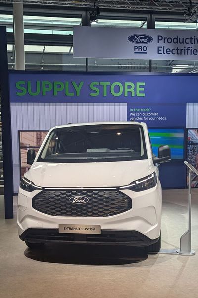 Bereits begonnen hat die Produktion des  E-Transit Custom. Auch als Plug-in-Hybrid rollt der Eintonner bereits vom Band. (Bild: Simon – VCG)