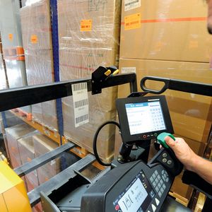 Warehouse-Management-Systeme (WMS) spielen bei der Optimierung innerbetrieblicher Material- und Informationsflüsse eine zentrale Rolle.