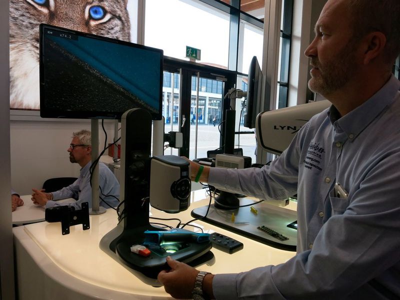 Schläuche, Herzkatheter oder Instrumente – mit den Geräten von Vision Engineering lassen sich Medizinprodukte inspizieren. (Bild: Schäfer)