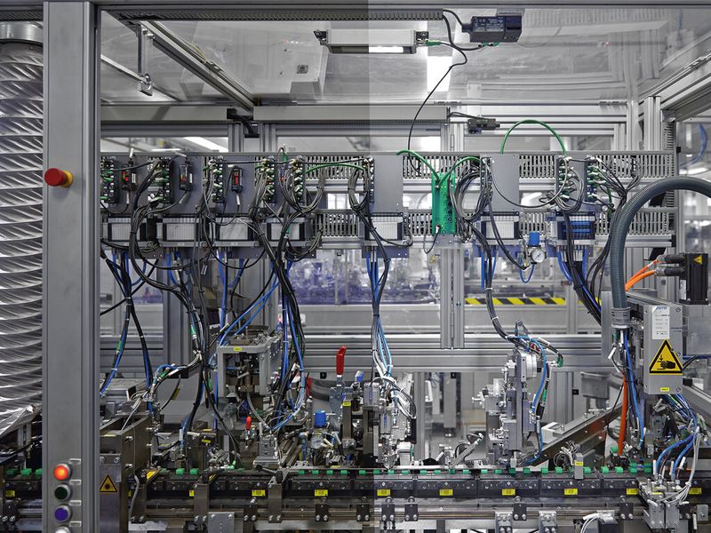 Bild 4: Ausleuchtung der Montagemaschine ohne (links) und mit LED-Maschinenleuchte (rechts). (Bild: Phoenix Contact)