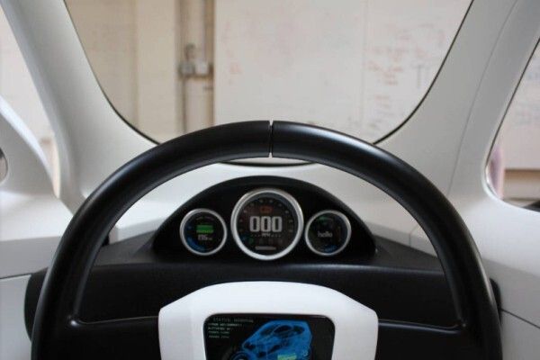 Das C1 von Lit Motors: zwei Gyroskope sorgen dafür, dass der elektrische Zweiradkabinenroller nicht umfallen kann - auch nicht bei einem Unfall (Bild: Lit Motors)