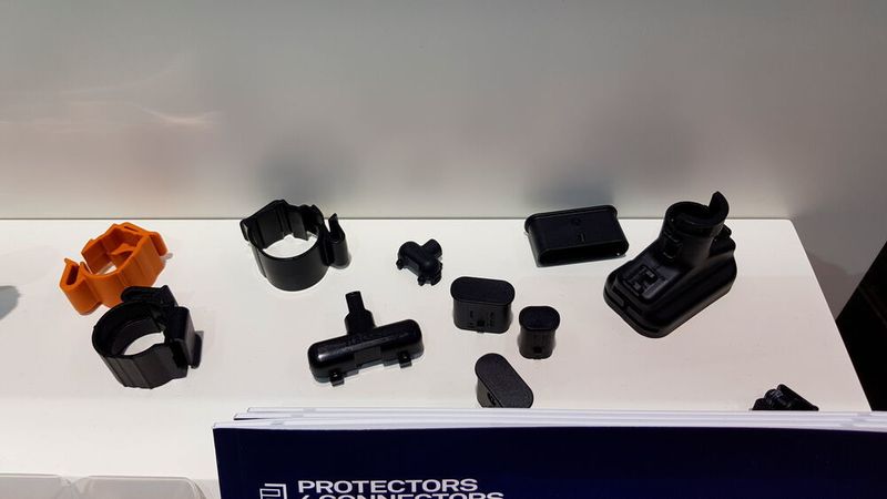 Protectors4Connectors heißt das umfangreiche Katalogprogramm mit Online-Produktsuche von Pöppelmann K-TECH. Die standardisierten Kunststoffartikel zum Schutz und zur Befestigung für Kompaktstecker, Wellrohre, Leitungen und Kontakte sind bauraumoptimiert und damit perfekt auf Anwendungen zugeschnitten, bei denen wenig Platz zur Verfügung steht. (D.Quitter/konstruktionspraxis)