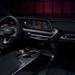 Unter anderem zeugt ein V-Logo im Lenkrand vom gehobenen Leistungspotenzial des Lyriq-V.(Bild:  Cadillac)