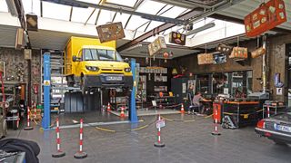 Um als zertifizierte Werkstatt an den Streetscooter-Batterien arbeiten zu dürfen, musste das Autohaus Voss beispielsweise den Arbeitsbereich klar vom Rest der Werkstatt abtrennen und einen nicht leitenden Boden verlegen. (Bild: Schreiner/»kfz-betrieb«)