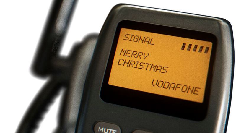Die allererste SMS der Welt wurde im Vodafone-Netz vor genau drei Jahrzehnten übermittelt. Empfangen wurde sie von Vodafone-Mitarbeiter Richard Jarvis auf einer Weihnachtsfeier am 3. Dezember 1992. Die allererste SMS der Welt wurde im Vodafone-Netz vor genau drei Jahrzehnten übermittelt. Empfangen wurde sie von Vodafone-Mitarbeiter Richard Jarvis auf einer Weihnachtsfeier am 3. Dezember 1992.
