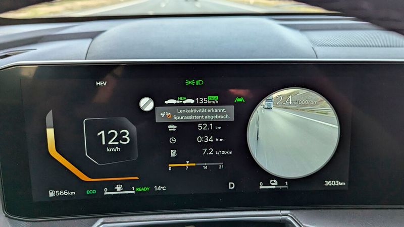 Der Sorento ist seit seinem Facelift mit dem Kia-Autobahnassistent 2.0 ausgestattet, der eigenständig einen Spurwechsel durchführen kann. Greift der Fahrer allerdings selbst ein, wird die Funktion abgebrochen. (Bild: Rosenow – VCG)