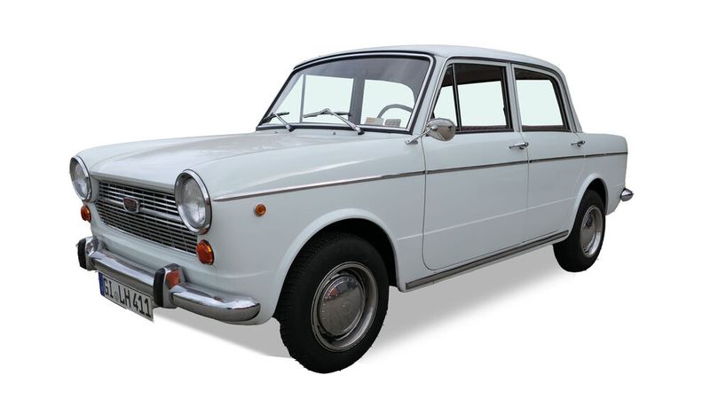 8. Preis: Der Fiat Neckar 1100, Jahrgang 1968, spiegelt die italienische Automobilbaukunst in einer Zeit des wirtschaftlichen Aufschwungs wider. Dieser Wagen, benannt nach dem Fluss Neckar, ist ein Lizenzbau von NSU des beliebten Fiat 1100 und zeichnet sich durch seine nüchterne Eleganz und solide Verarbeitung aus. Mit seinem 1,1-Liter-Motor und 48 PS bei 5000 U/min bietet der Neckar 1100 einen sparsamen Kraftstoffverbrauch und ausreichend Leistung für den Alltagsgebrauch. Das Fahrzeug wiegt ca. 850 kg. Die Federung ist robust und sorgt für einen hohen Fahrkomfort, auch auf schlechten Straßen. Im Innenraum bietet der Neckar 1100 eine einfache, aber funktionale Ausstattung mit genügend Raum für eine Familie. Gespendet von Volker Peter Schöne. (Bild: Lebenshilfe Gießen)