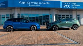 Zwei beliebte Kompakt-SUVs im direkten Vergleich: der Nissan Qashqai links und der Kia Sportage rechts. (Bild: Mauritz – VCG)