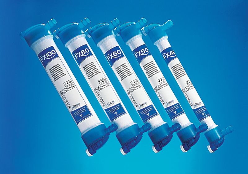 Röhren und Flansche für die Dialysatorengehäuse: Die Kunststoffkomponenten werden in unterschiedlichen Durchmessern gefertigt, um auf variierende Blutmengen eingehen zu können. (Bild: Fresenius Medical Care)